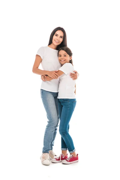 Glückliche Mutter und Tochter umarmen sich isoliert auf weiß — Stockfoto