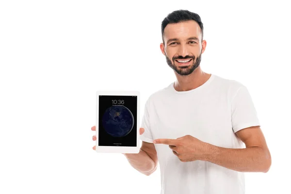 Kyiv, ukraine - 3. September 2019: glücklicher bärtiger Mann zeigt mit dem Finger auf ipad isoliert auf weiß — Stockfoto