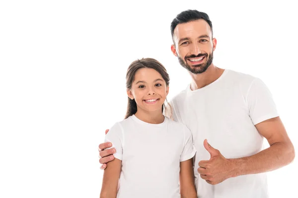 Feliz padre abrazando lindo niño y mostrando el pulgar hacia arriba aislado en blanco - foto de stock