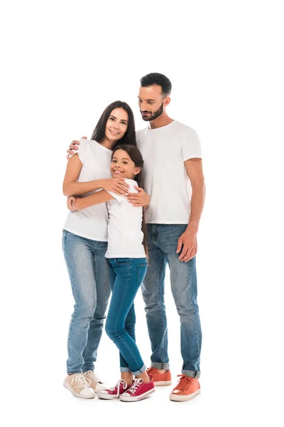Glückliche Familie, die sich umarmt, während sie isoliert auf weiß steht — Stockfoto