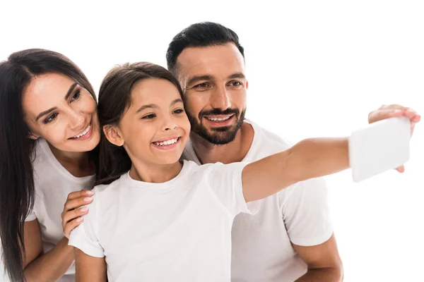 Селективный фокус улыбающейся семьи, делающей селфи изолированным на белом — стоковое фото