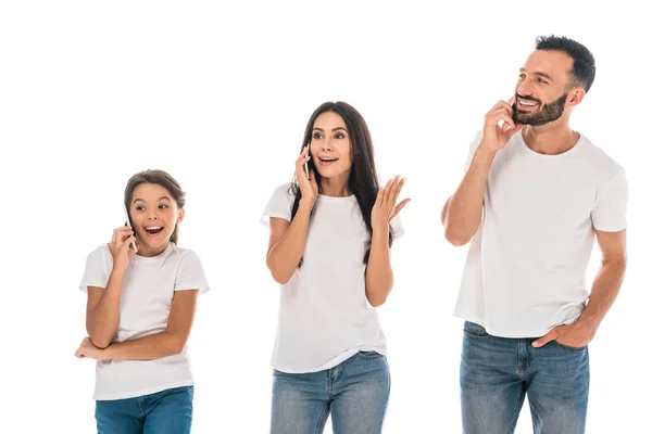 Niño feliz y los padres hablando en teléfonos inteligentes aislados en blanco - foto de stock