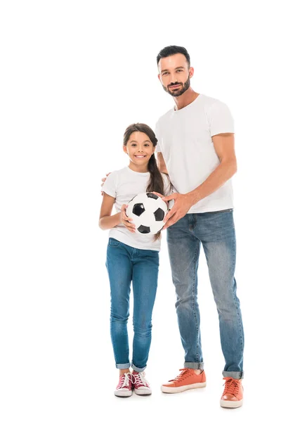 Feliz padre e hija sosteniendo fútbol aislado en blanco - foto de stock