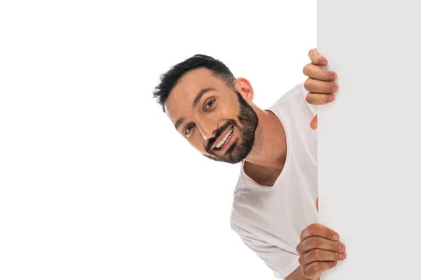 Positiver Mann lächelt, während er Plakat isoliert auf weiß hält — Stockfoto