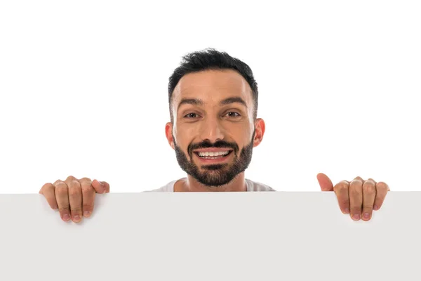 Glücklicher Mann lächelt, während er Plakat isoliert auf weiß hält — Stockfoto