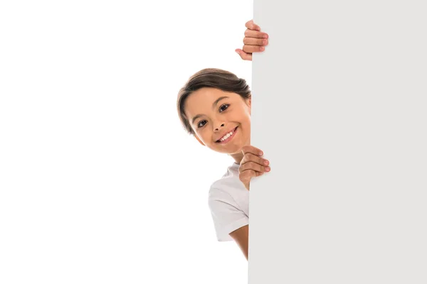 Niño feliz sonriendo y sosteniendo pancarta aislada en blanco - foto de stock