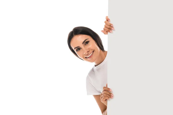 Feliz joven mujer sonriendo y sosteniendo cartel aislado en blanco - foto de stock