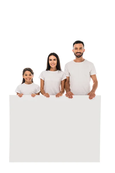 Glückliches Kind steht mit Plakat in der Nähe von Mutter und Vater isoliert auf weiß — Stockfoto