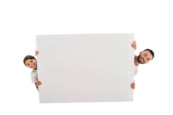 Alegre padre e hija cerca de cartel en blanco aislado en blanco - foto de stock
