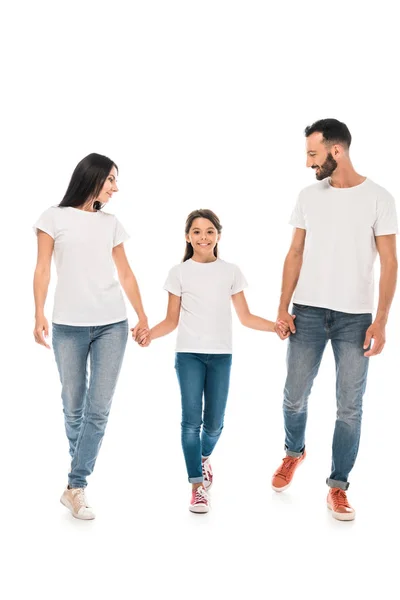 Niño feliz cogido de la mano con los padres aislados en blanco - foto de stock