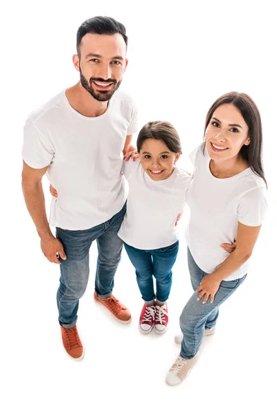 Overhead-Ansicht glücklicher Eltern und Kinder, die isoliert auf weiß in die Kamera schauen — Stockfoto