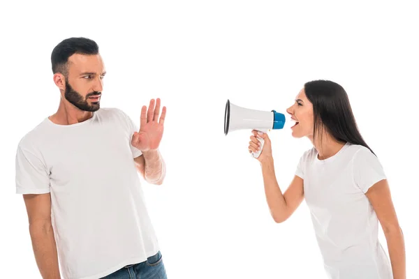 Mujer enojada gritando en megáfono cerca de hombre barbudo aislado en blanco - foto de stock
