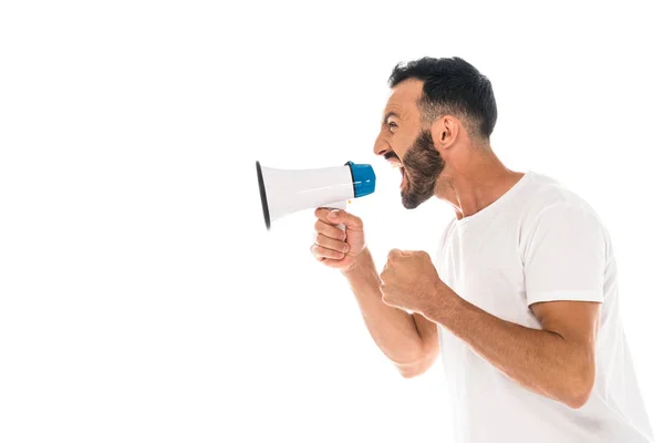 Vista lateral del hombre enojado con el puño cerrado gritando en megáfono aislado en blanco - foto de stock