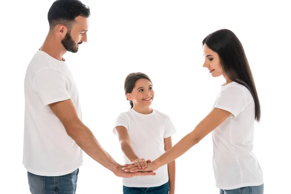 Sonriente familia poniendo las manos juntas aisladas en blanco - foto de stock