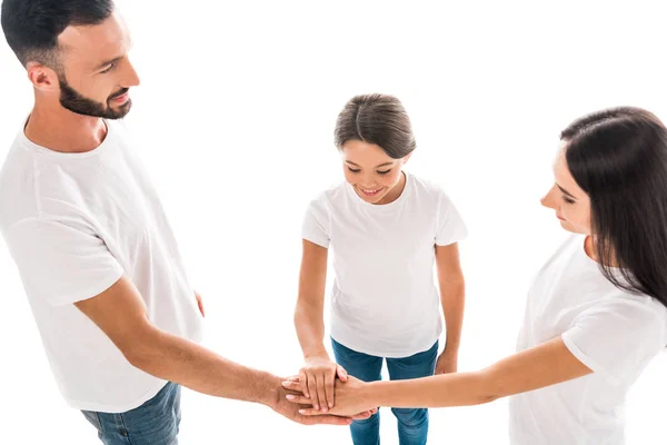 Vista aerea di famiglia sorridente mettendo insieme le mani isolate sul bianco — Foto stock