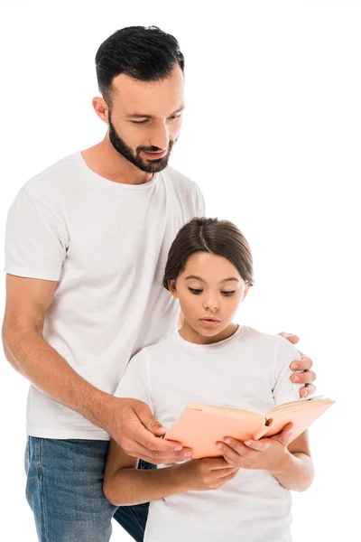 Bonito pai de pé perto filha leitura livro isolado no branco — Fotografia de Stock