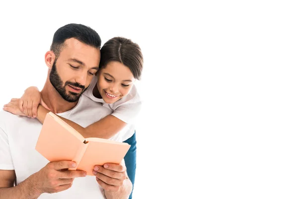 Schöner Vater und glückliche Tochter lesen Buch isoliert auf weiß — Stockfoto