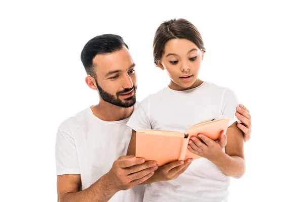 Schöner Vater und überraschte Tochter lesen Buch isoliert auf weiß — Stockfoto
