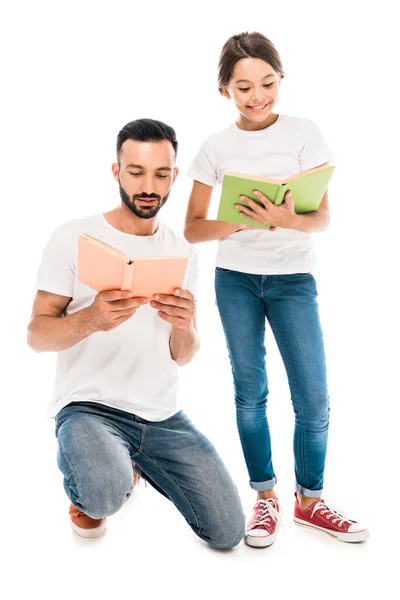 Sorridente padre e figlia a leggere libri isolati su bianco — Foto stock