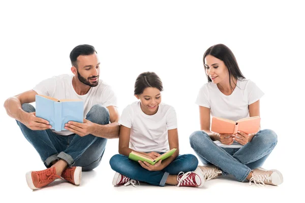 Família feliz segurando livros enquanto sentado isolado no branco — Fotografia de Stock