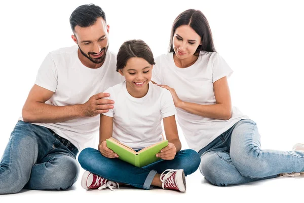 Fröhliche Familie sitzt und liest Buch isoliert auf weiß — Stockfoto