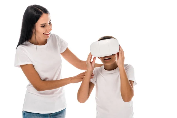 Весела мати, що стоїть з щасливою дитиною у гарнітурі віртуальної реальності ізольована на білому — стокове фото