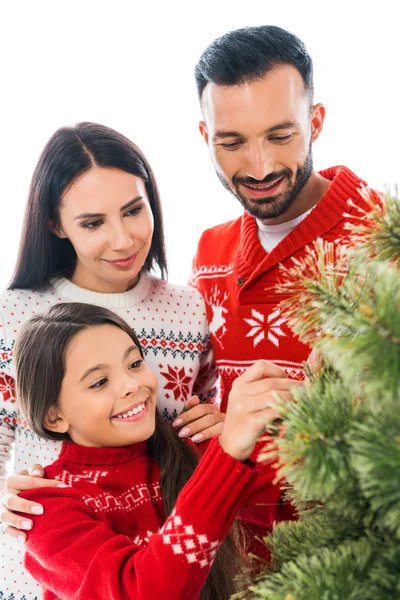 Sonriente familia decorando árbol de navidad aislado en blanco - foto de stock