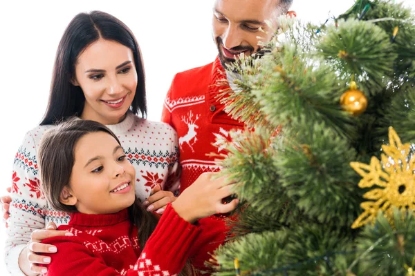 Glückliches Kind schmückt Weihnachtsbaum in der Nähe der Eltern isoliert auf weiß — Stockfoto