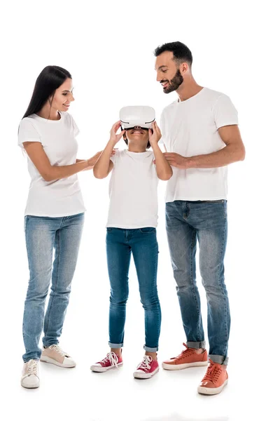 Щасливі батьки біля дочки в гарнітурі віртуальної реальності ізольовані на білому — стокове фото