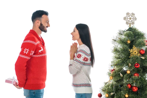 Heureux homme barbu tenant cadeau près de la femme et arbre de Noël isolé sur blanc — Photo de stock