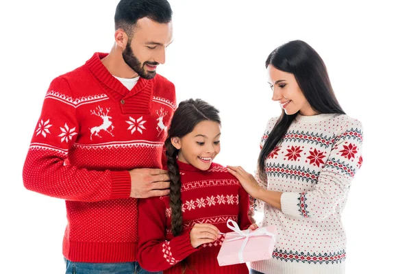 Glückliche Eltern stehen neben fröhlichem Kind mit Geschenk isoliert auf weiß — Stockfoto