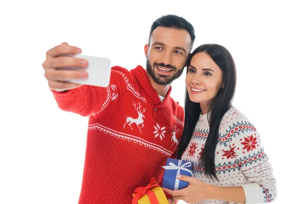 Felice uomo prendendo selfie vicino donna con regali isolati su bianco — Foto stock