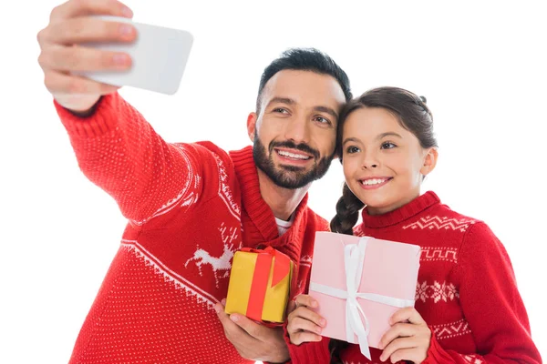 Felice padre e figlia prendendo selfie con regali isolati su bianco — Foto stock
