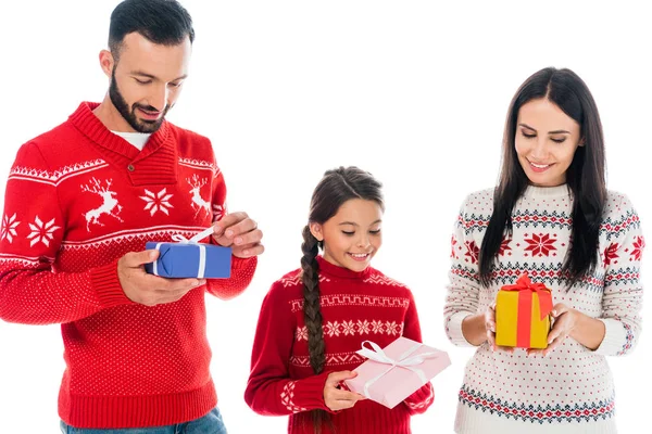 Niño feliz y los padres mirando los regalos aislados en blanco - foto de stock