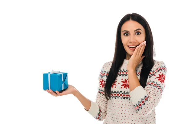 Aufgeregte Frau hält Geschenk isoliert auf weiß — Stockfoto
