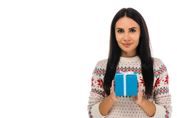 Fröhliche Frau hält Geschenk isoliert auf weiß — Stockfoto