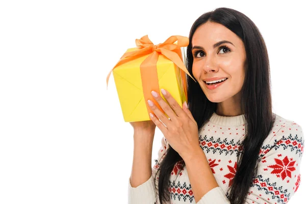Mujer sonriente en suéter sosteniendo caja de regalo aislada en blanco - foto de stock