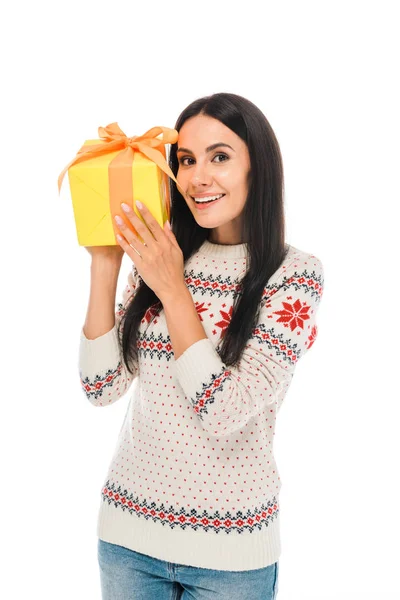 Sonriente mujer en suéter celebración regalo aislado en blanco - foto de stock