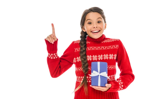 Bambino felice in maglione che tiene presente e punta con dito isolato su bianco — Foto stock