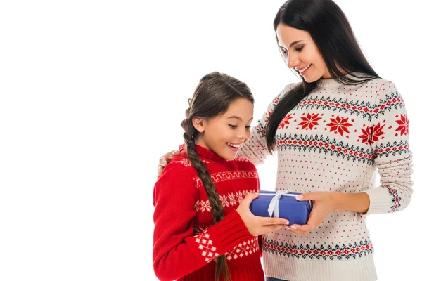 Joyeuse mère donnant cadeau bleu à la fille isolée sur blanc — Photo de stock