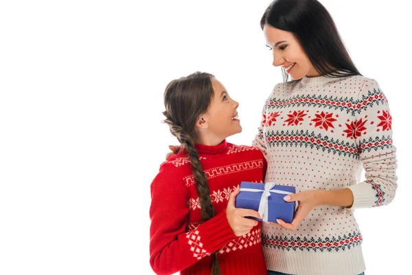 Alegre madre dando azul regalo caja a hija aislado en blanco - foto de stock