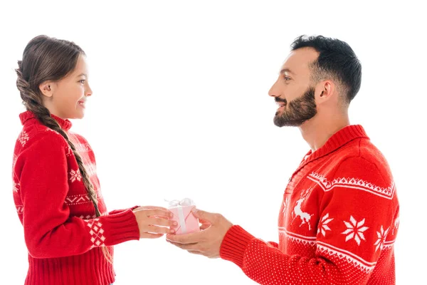 Felice padre barbuto dando regalo di Natale a figlia isolata su bianco — Foto stock