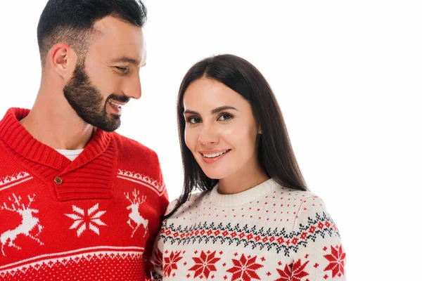 Felice uomo in maglione guardando donna attraente isolato su bianco — Foto stock