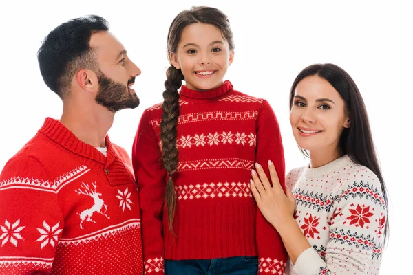 Família alegre em camisolas de Natal sorrindo isolado no branco — Fotografia de Stock