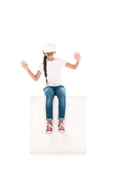 Щасливий жест дитини під час носіння гарнітури віртуальної реальності ізольовано на білому — стокове фото