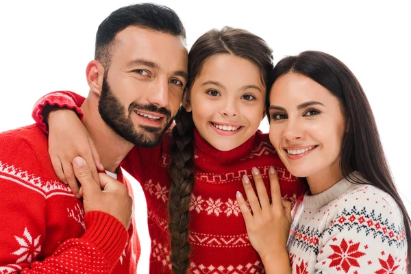 Familia feliz en suéteres de Navidad sonriendo aislado en blanco - foto de stock