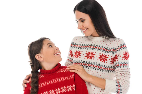 Feliz madre mirando a hija en suéter aislado en blanco - foto de stock