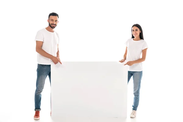 Felice barbuto uomo e donna in piedi vicino cartello bianco isolato su bianco — Foto stock