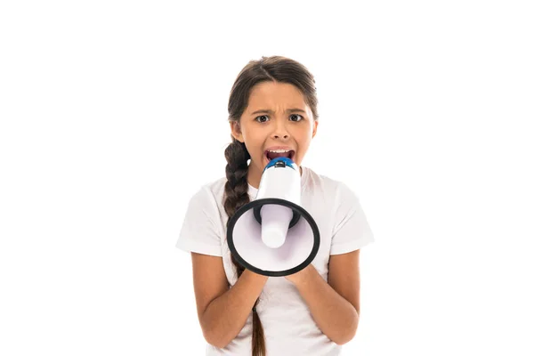 Garoto irritado segurando megafone enquanto gritando isolado no branco — Fotografia de Stock