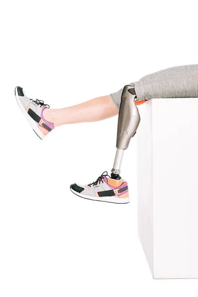 Vista parcial de deportista discapacitada con pierna protésica aislada en blanco - foto de stock